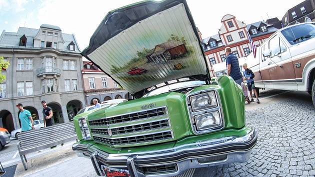 Sraz amerických vozidel Krkonoše Amerikou se konal v sobotu ve Vrchlabí.