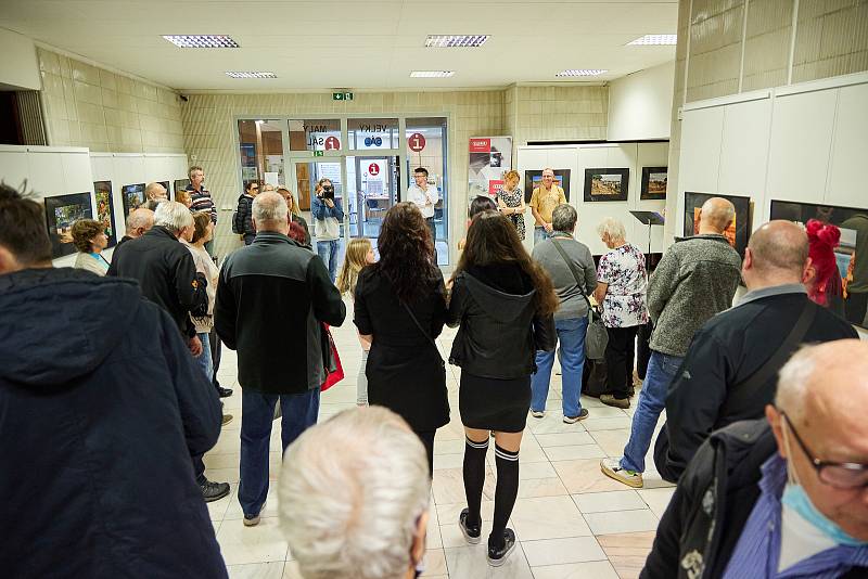 Fotograf a kameraman Miloš Šálek z Trutnova vystavuje v budově městského úřadu fotky z putování Barmou.