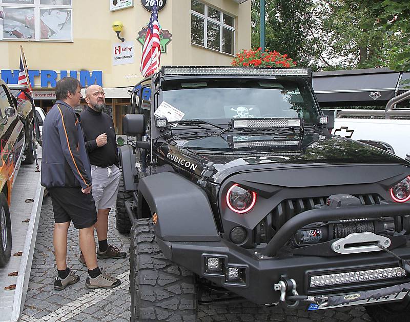 Sraz amerických vozidel a motocyklů ve Vrchlabí.