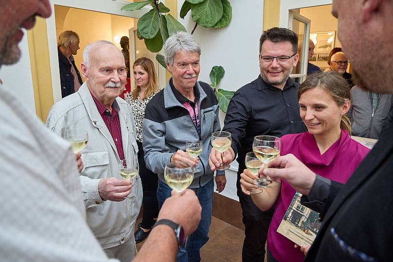 Muzejní noc v Muzeu Podkrkonoší v Trutnově přinesla křest knihy o Horním Starém Městě a zahájení výstavy historických pokrývek hlavy.