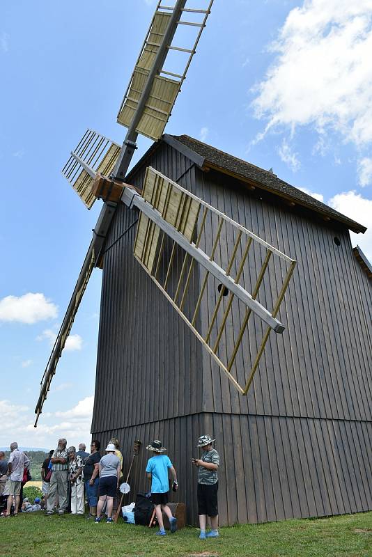 V sobotu se za veliké účasti veřejnosti konalo v Borovnici slavnostní ukončení stavby větrného mlýna.