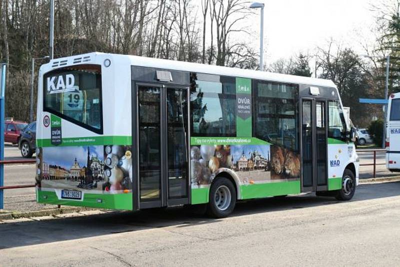 Nový autobus, který nasadil nový provozovatel MHD Dvůr Králové nad Labem.