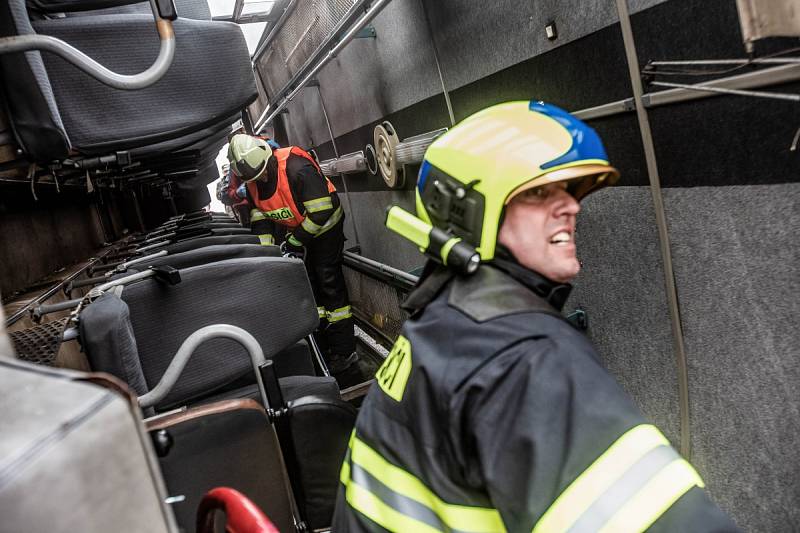 Hodně zraněných. Záchranáři cvičili zásah při nehodě autobusu plného turistů vysoko v horách.