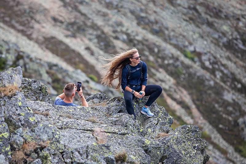 S vysokou návštěvností nejvyšší hory České republiky se pojí i problémy. Stovky turistů porušují zákaz vstupu a piknikují hned za cedulemi se zákazem.