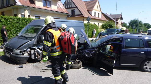 Střet dacie a fordu v Trutnově - Horním Starém Městě.