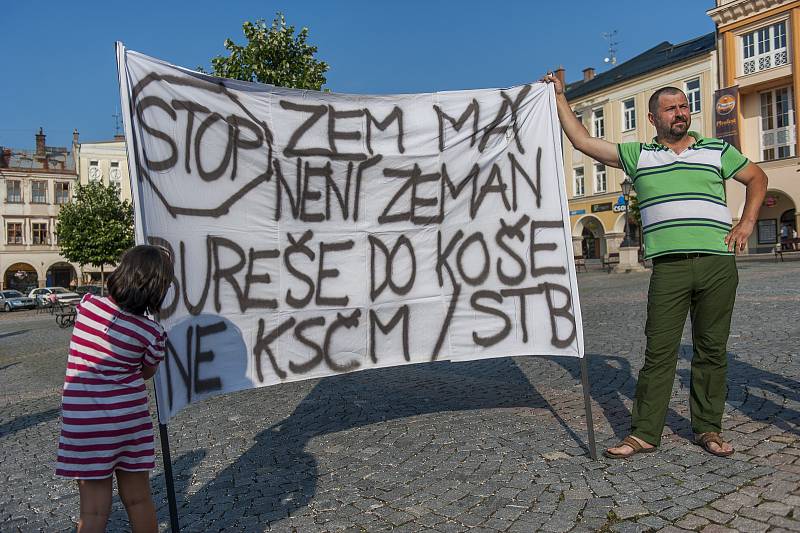 Protest proti Andreji Babišovi v Trutnově na Krakonošově náměstí.