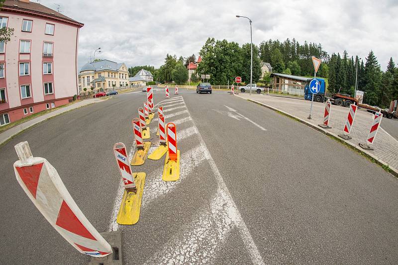 Oprava silnice v Pražské ulici v Trutnově.