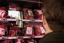 Ve Vrchlabí můžou lidé nakupovat maso z automatu ve Farmářském domě.