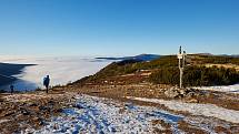 Lidé přijeli na víkend do Krkonoš nejen na lyže, ale i na procházky po horách.