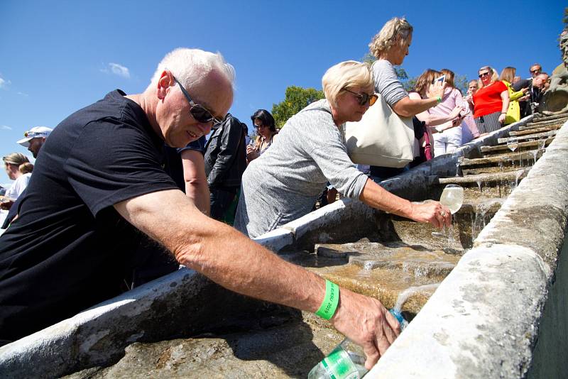 Při Vinobraní v Kuksu teklo po kaskádovém schodišti v barokním areálu v Kuksu víno.