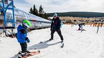 Lyžařské středisko Pomezky v Malé Úpě plánuje pokračovat v zimní sezoně do 2. dubna.