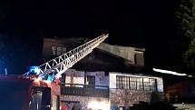 Se zajištěním uvolněných částí střechy pomohli hasiči ve Strážném