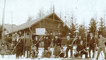 Jilemničtí lyžaři před spolkovou místností prvního lyžařského klubu na českém území ČKS Ski v Jilemnici na Kozinci v době založení v roce 1895.