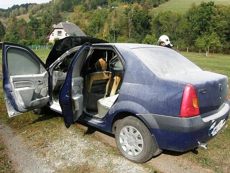 Rozbitá elektroinstalace zapálila zaparkované auto