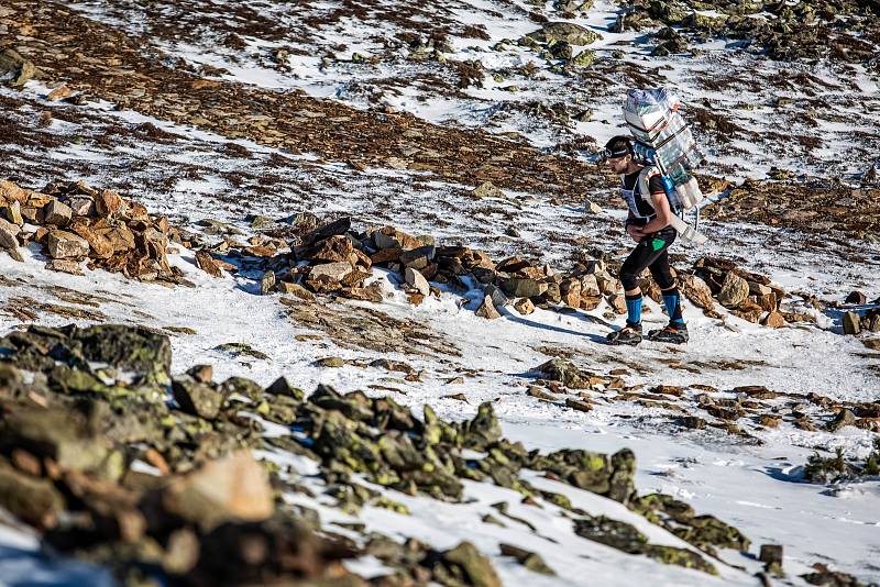 Horští nosiči při zimní verzi závodu Sněžka Sherpa Cup vynesli zásoby vod a kofol od lanovky z Pece na Sněžku na Českou Poštovnu.