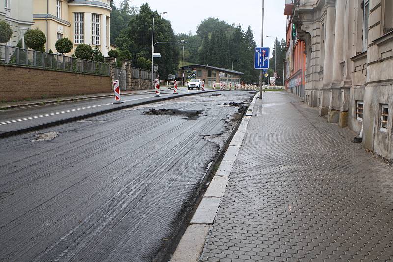 V Trutnově jsou v plném proudu opravy na silnici v ulicích Pražská a Na Struze, které provádí Ředitelství silnic a dálnic.