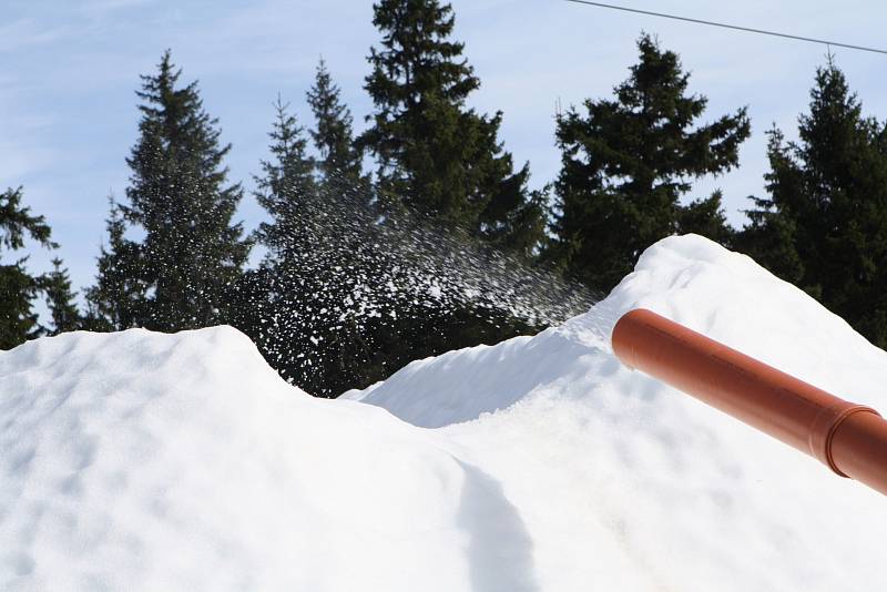 SNÍH NA ČERNÉ HOŘE. SkiResort již díky moderní technologii, navzdory teplému počasí, zasněžuje část sjezdovky Anděl.