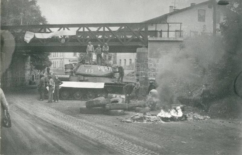 Tank stržený z podstavce táhli Trutnované od okresu až k viaduktu na Šestidomí.