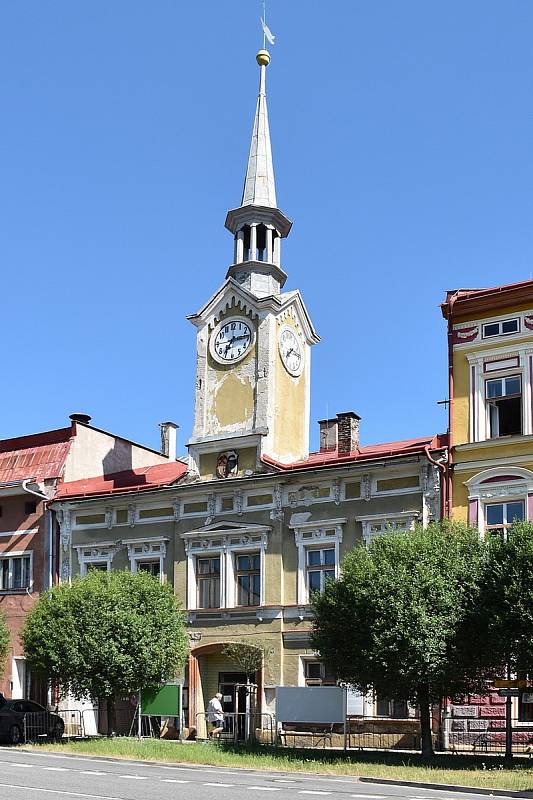 Radnice stála ve Svobodě nad Úpou už v 16. století, zděnou podobu získala v roce 1869. V roce 1955 byla přestavěna na kino. Teď se tam staví sociální byty. Snímky zachycují budovu v červnu 2019.