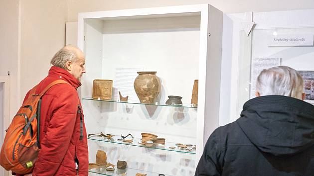 Z vernisáže archeologické výstavy v Muzeu Podkrkonoší v Trutnově.