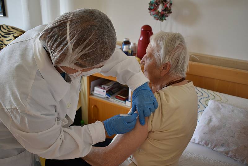 Očkování proti covidu-19 v Senior domě Beránek na náměstí v Úpici.