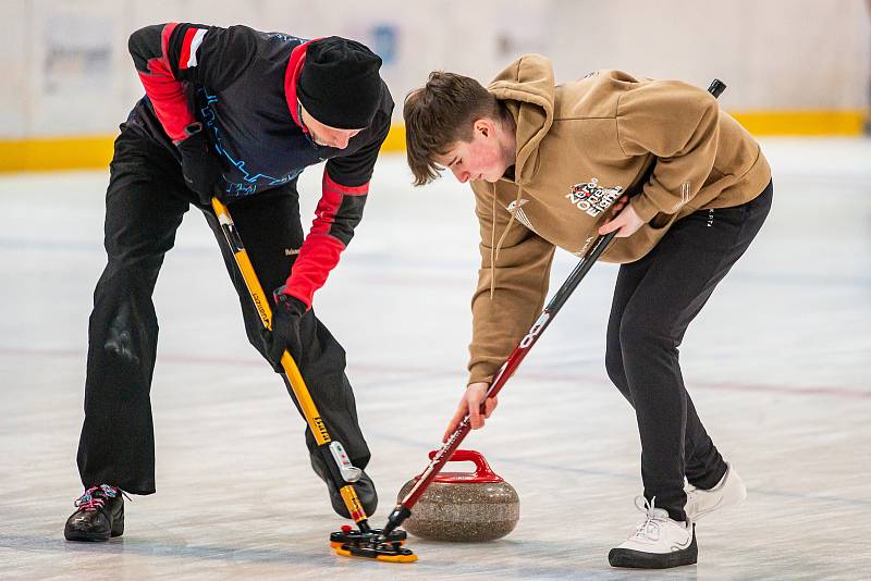 Na zimním stadionu v Trutnově se hrál v sobotu Krkonošský pohár v curlingu.