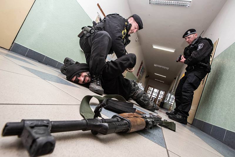 Školáci a strážníci versus masový vrah aneb Preventivně-taktické cvičení ve Dvoře Králové nad Labem.