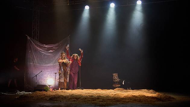Úvodní představení letošního festivalu Cirk-UFF obstaral ženský soubor Sisus Sirkus z Finska s premiérou inscenace Memoirs Of Mud (Zablácené paměti).