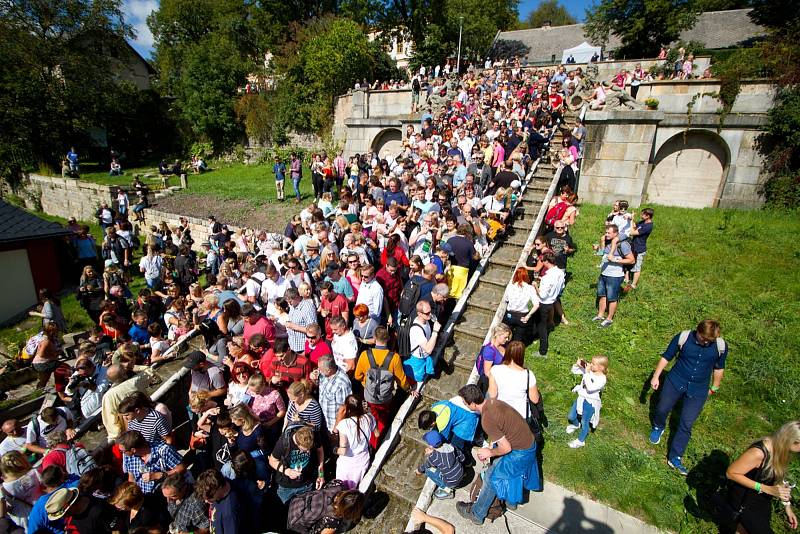 Při Vinobraní v Kuksu teklo po kaskádovém schodišti v barokním areálu v Kuksu víno.