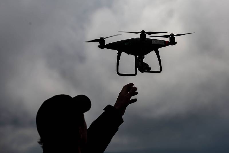 Strážci KRNAPu měřili výšku sněhové pokrývky na úbočí Studniční hory zvaném Mapa republiky. Novinkou se stalo měření pomocí dronu.