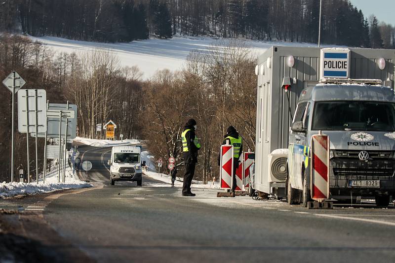 Policejní kontroly ve Vrchlabí na silnici ve směru od Jilemnice.