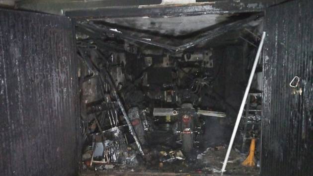 Poslední den roku 2022 hořela v Trutnově garáž, požár zničil tři motorky Harley-Davidson.