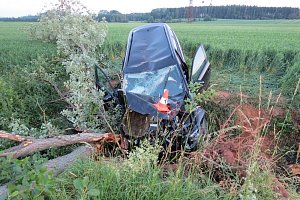 Auto narazilo do stromu, pro zraněného řidiče musel vrtulník.