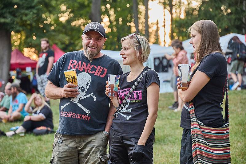 Trutnovské Bojiště patřilo vůbec poprvé punkovému festivalu Pod Parou.