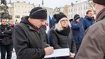 Demonstrace odpůrců protipandemických opatření v Trutnově na Krakonošově náměstí v neděli 23. ledna.