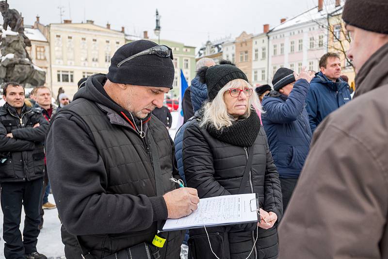 Demonstrace odpůrců protipandemických opatření v Trutnově na Krakonošově náměstí v neděli 23. ledna.