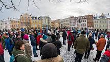 Demonstrace odpůrců protipandemických opatření v Trutnově na Krakonošově náměstí v neděli 23. ledna.