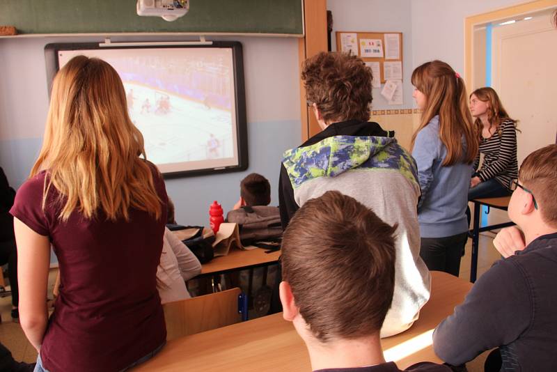 Páteční hokej narušil výuku i ve školách. Žáci sledovali semifinálové utkání na olympijských hrách v Jižní Korei.