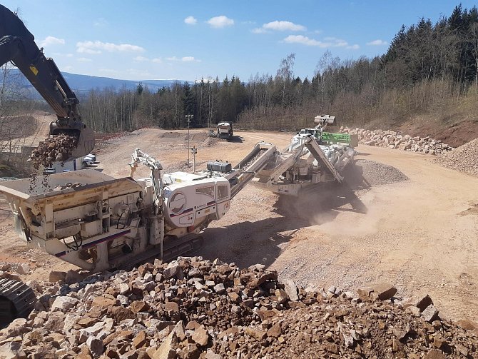 Kamenolom v Královci dodává surovinu pro stavbu dálnice D11 u Jaroměře, mobilní třídící a drtící linka zpracovává kámen na štěrkodrť.