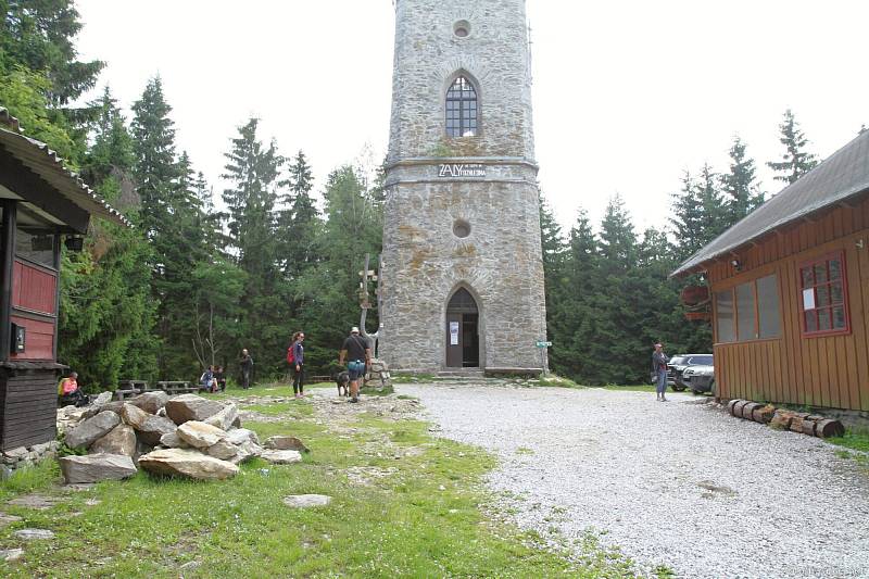 Vydejte se na vrch Žalý, kde se nachází jediná kamenná rozhledna v Krkonoších.