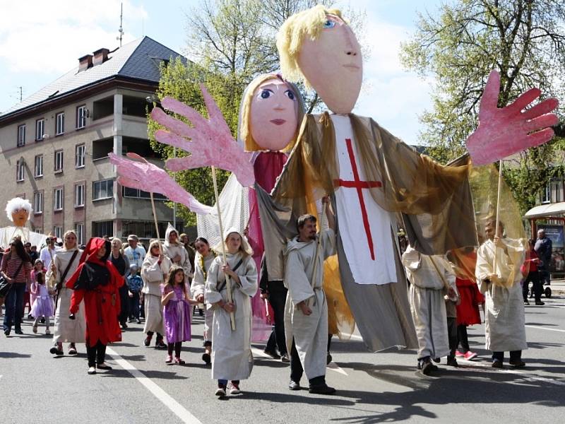 Program dračích slavností zahájil průvod drakobijců