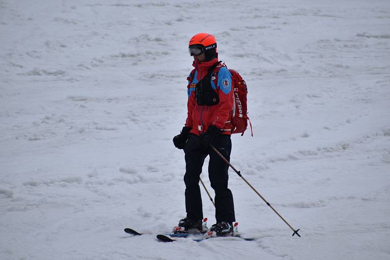 Lidé vyrazili na lyže v pátek 15. dubna 2022 na sjezdovku Javor v Peci pod Sněžkou.