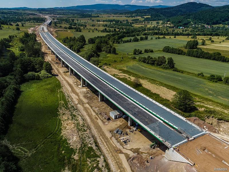 Výstavba polské rychlostní silnice S3 u českých hranic v červnu 2022.