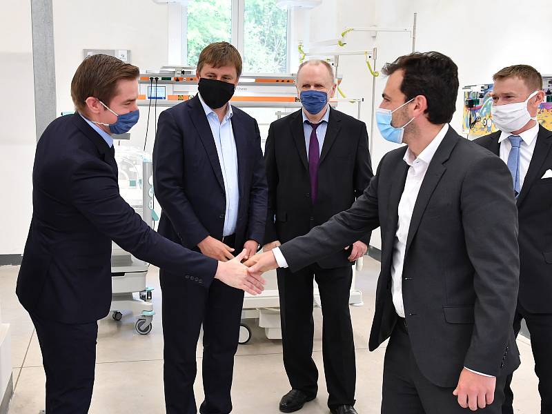Ministr zahraničí Tomáš Petříček se přijel podívat do Rudníku, jak se vyrábí zdravotnická zařízení pro operační sály a jednotky intenzivní péče pro více než padesát zemí celého světa.