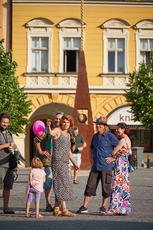 Z vernisáže trutnovského projektu Sochy ve městě.