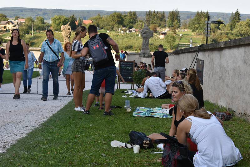 Letošní ročník Vinobraní na Kuksu byl jiný než ty předchozí. Víno neteklo po kaskádovém schodišti, stánky byly rozdělené do čtyř sektorů.