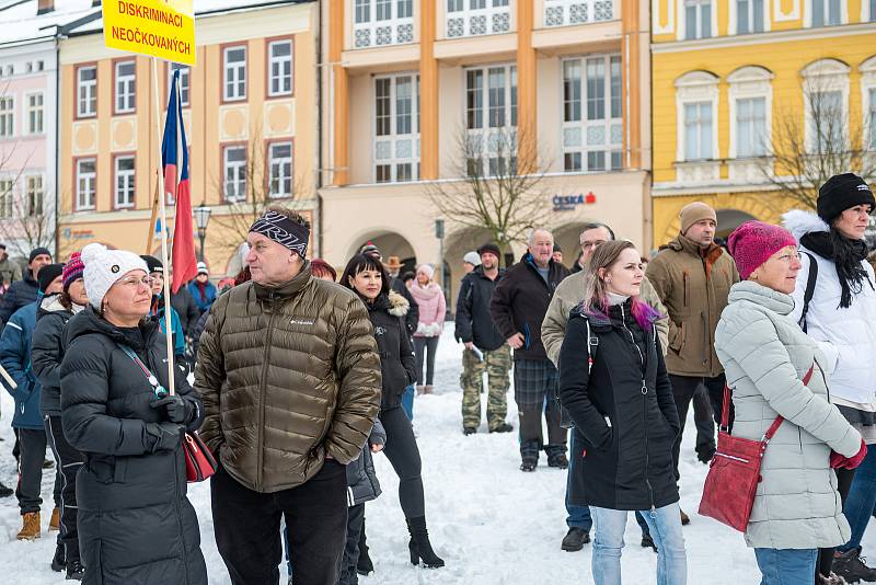 Demonstrace odpůrců protipandemických opatření v Trutnově na Krakonošově náměstí v neděli 23. ledna.