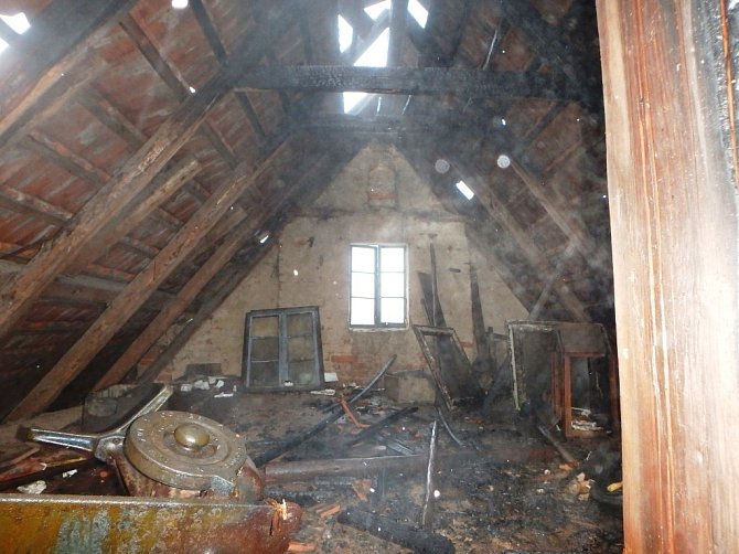 Rodinný dům se ocitl v plamenech. Shořela střecha