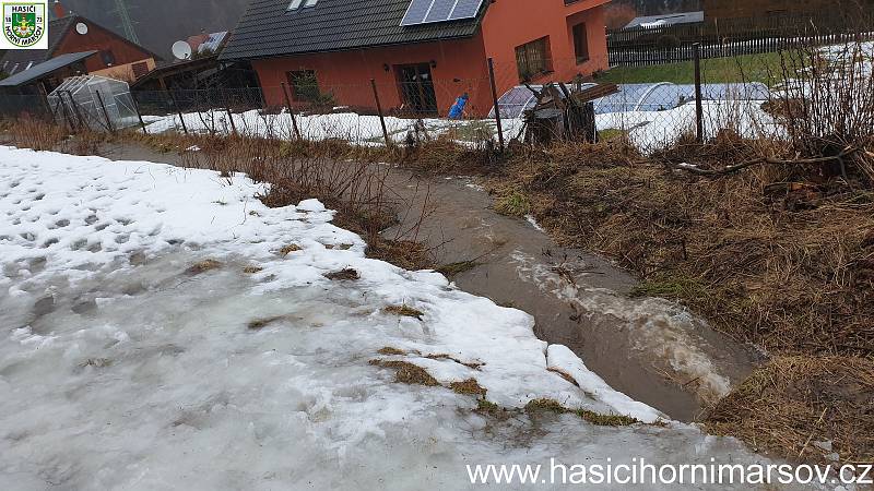 Hasiči v Horním Maršově instalovali v neděli v obci protipovodňové zábrany.