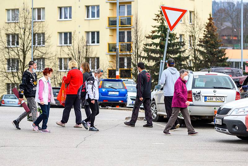 Lidé vyrazili nakupovat do trutnovského Kauflandu ve čtvrtek před velikonočními svátky. Obchodní dům čeká od 12. dubna rekonstrukce.